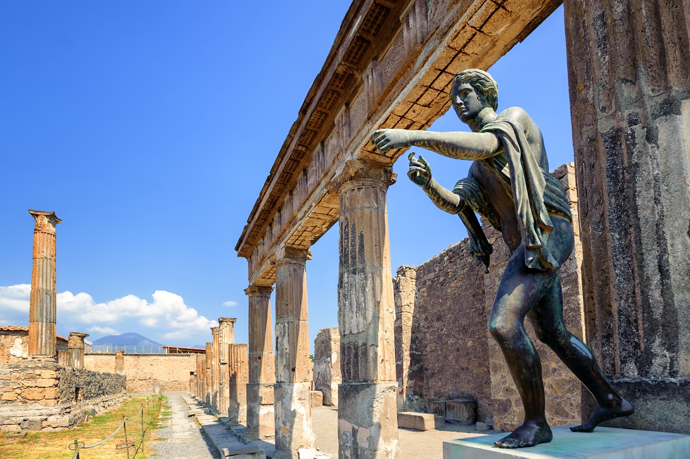Pompeje – pozůstatky Apollónova chrámu s bronzovou sochou tohoto boha