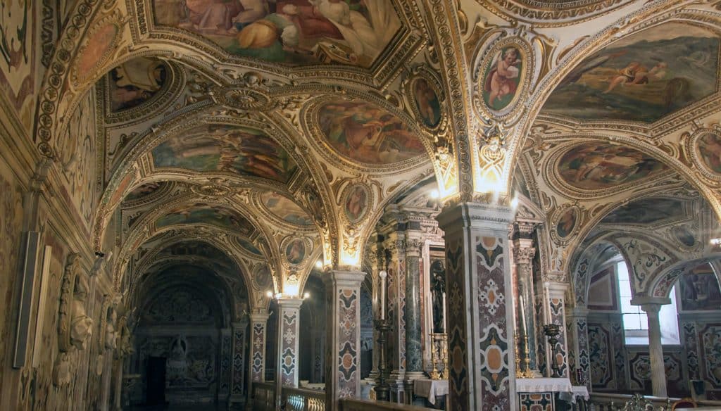 Salerno - bohatě zdobený interiér krypty v salernské katedrále sv. Matouše