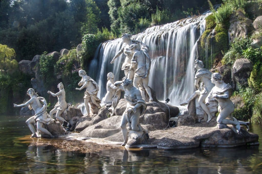 Zámek Caserta - pohled na vodopád a sochy v zámecké zahradě