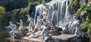 Zámek Caserta - pohled na vodopád a sochy v zámecké zahradě