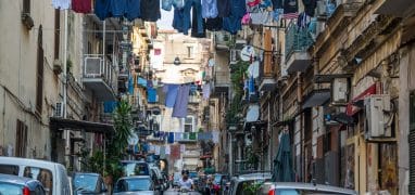 Život v Neapoli - uličky starého města s nataženým prádlem