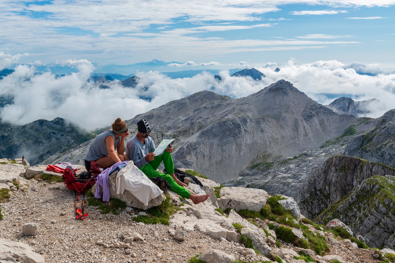 Slovinsko - vrchol Krnu (2244 m n. m.) v Julských Alpách s odpočívajícími turisty