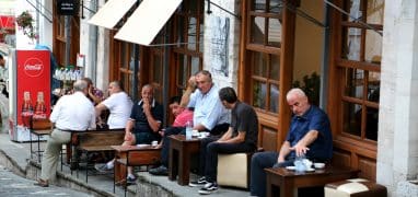 Albánci - muži posedávající v kavárně