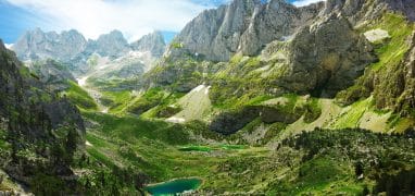 Albánské Alpy - jezero v údolí