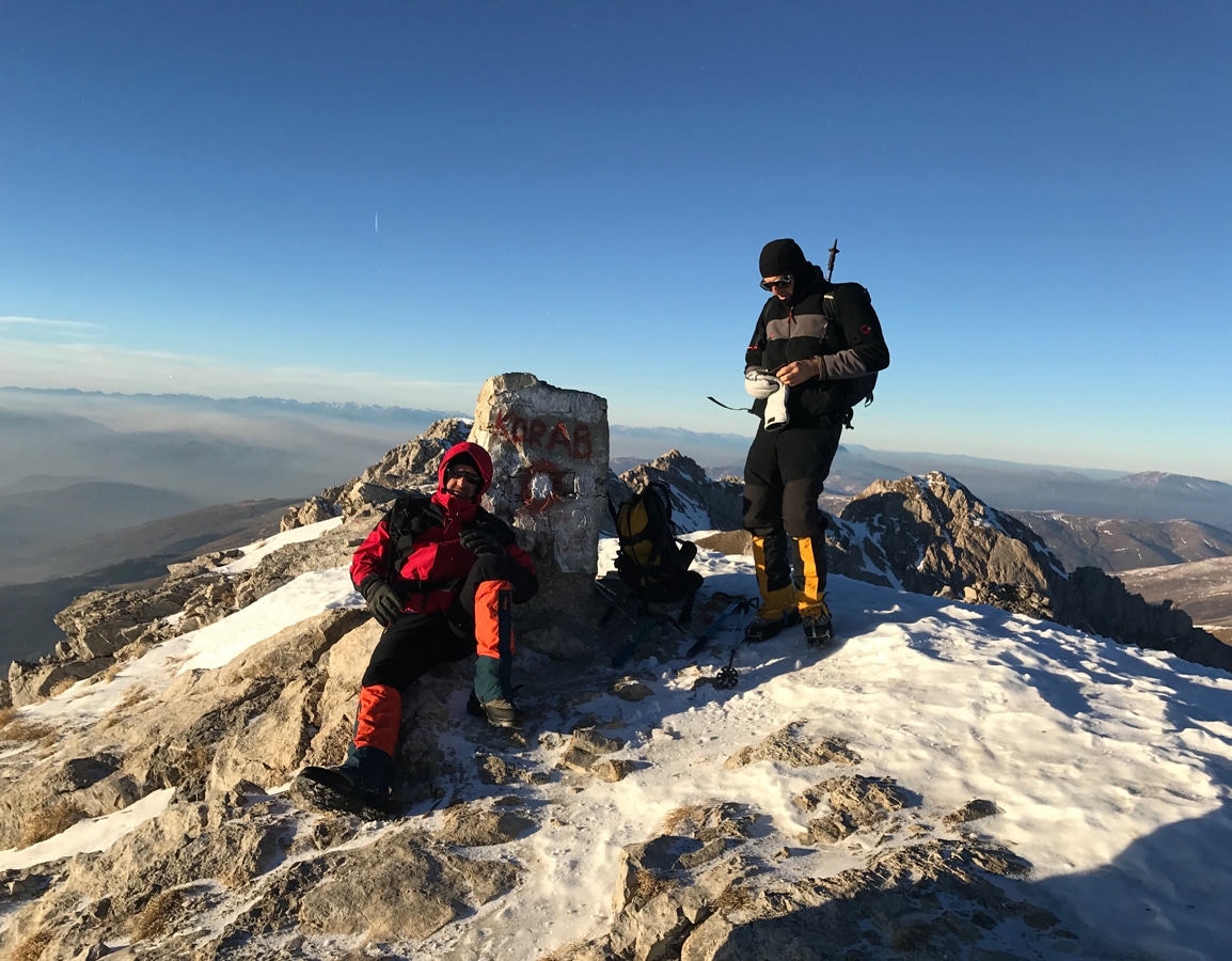 Albánské hory - horolezci na vrcholu Korabu