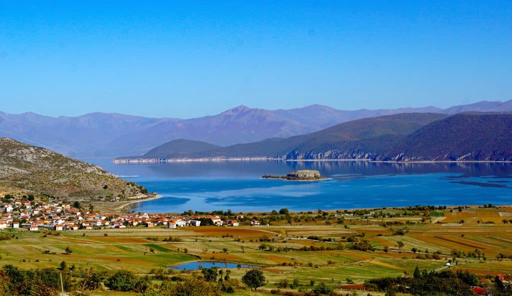 Východní Albánie - Prespanské jezero s ostrovem Maligrad
