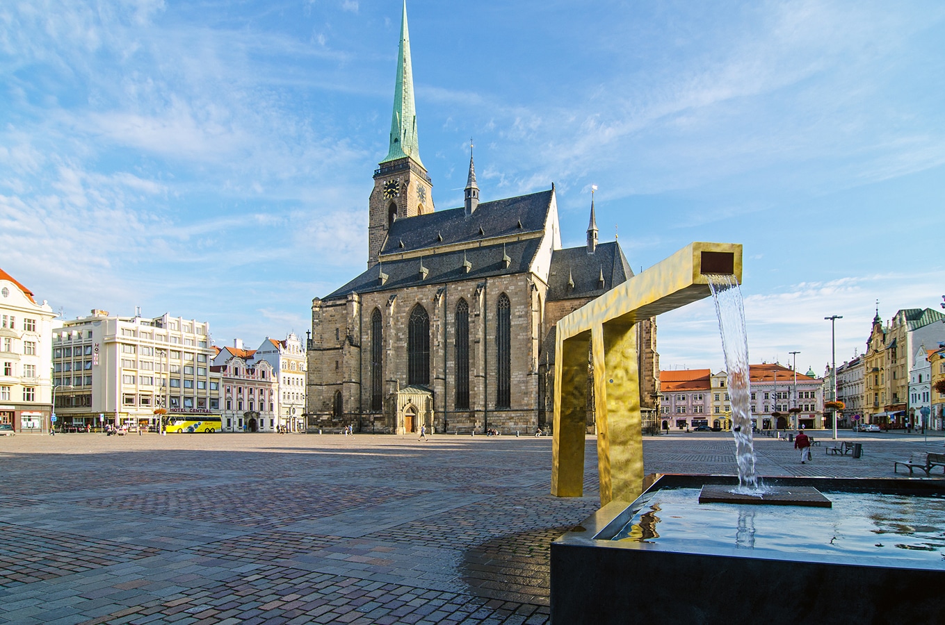 Plzeň - zlatá kašna nazvaná Velbloud na náměstí Republiky s katedrálou sv. Bartoloměje v pozadí
