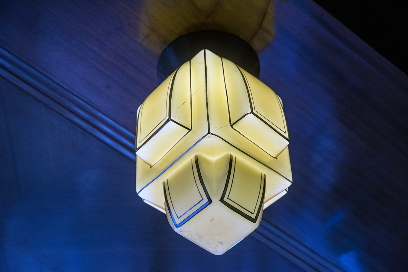 Loosovy interiéry v Plzni - Dochované originální svítidlo v arkýři salonu v bytě Krausových