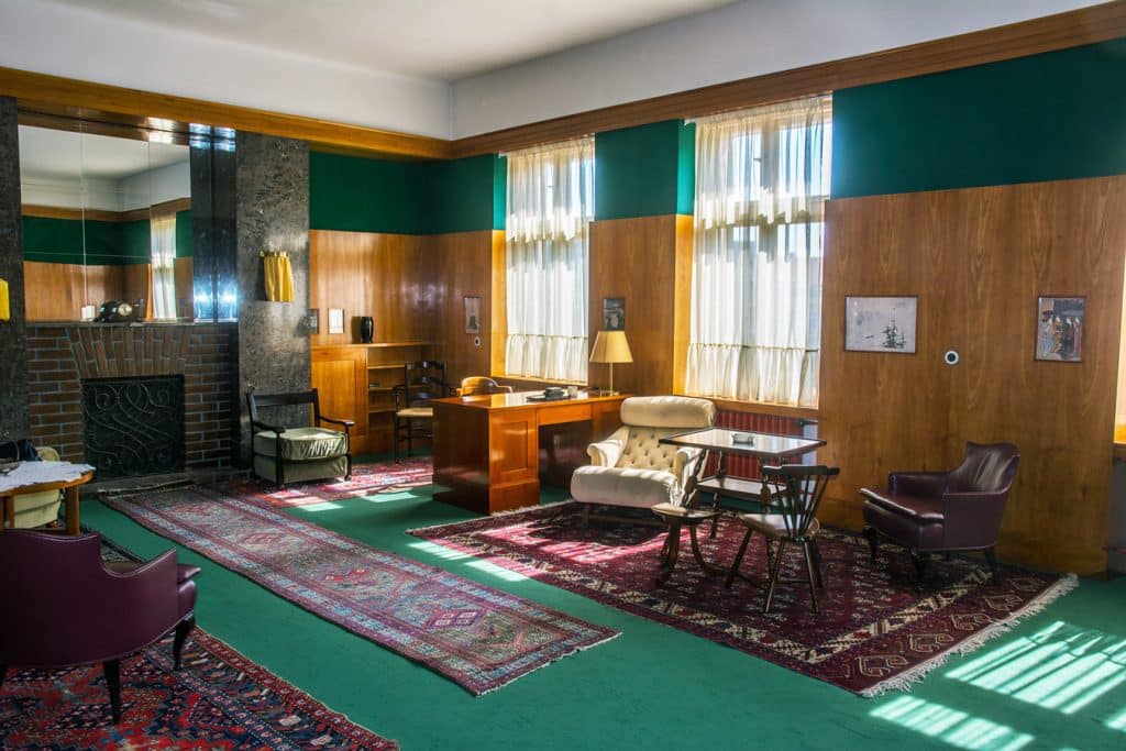Loosovy interiéry v Plzni - Pracovní a relaxační prostor v salonu bytu Voglových
