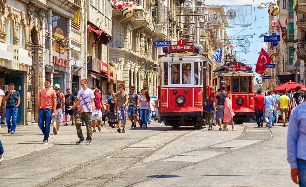 Beyoglu - historická tramvaj na ulici Istiklal - linka mezi náměstím Taksim a stanicí podzemní lanovky Tünel
