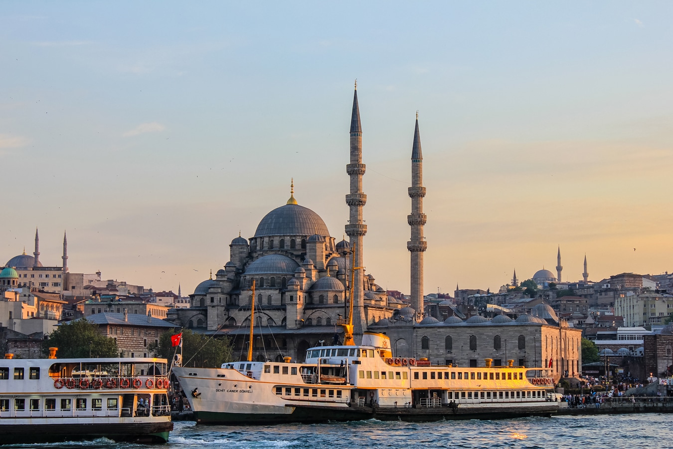 Bospor - Přívozy i vyhlídkové pod Novou mešitou (Yeni Cami) v Istanbulu