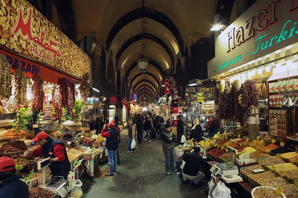 Istanbulské bazary - část Egyptského bazaru s kořením, sušenými plody a sladkostmi