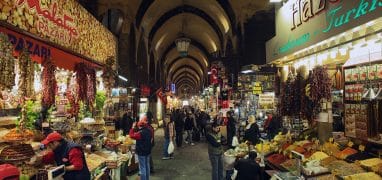 Istanbulské bazary - část Egyptského bazaru s kořením, sušenými plody a sladkostmi