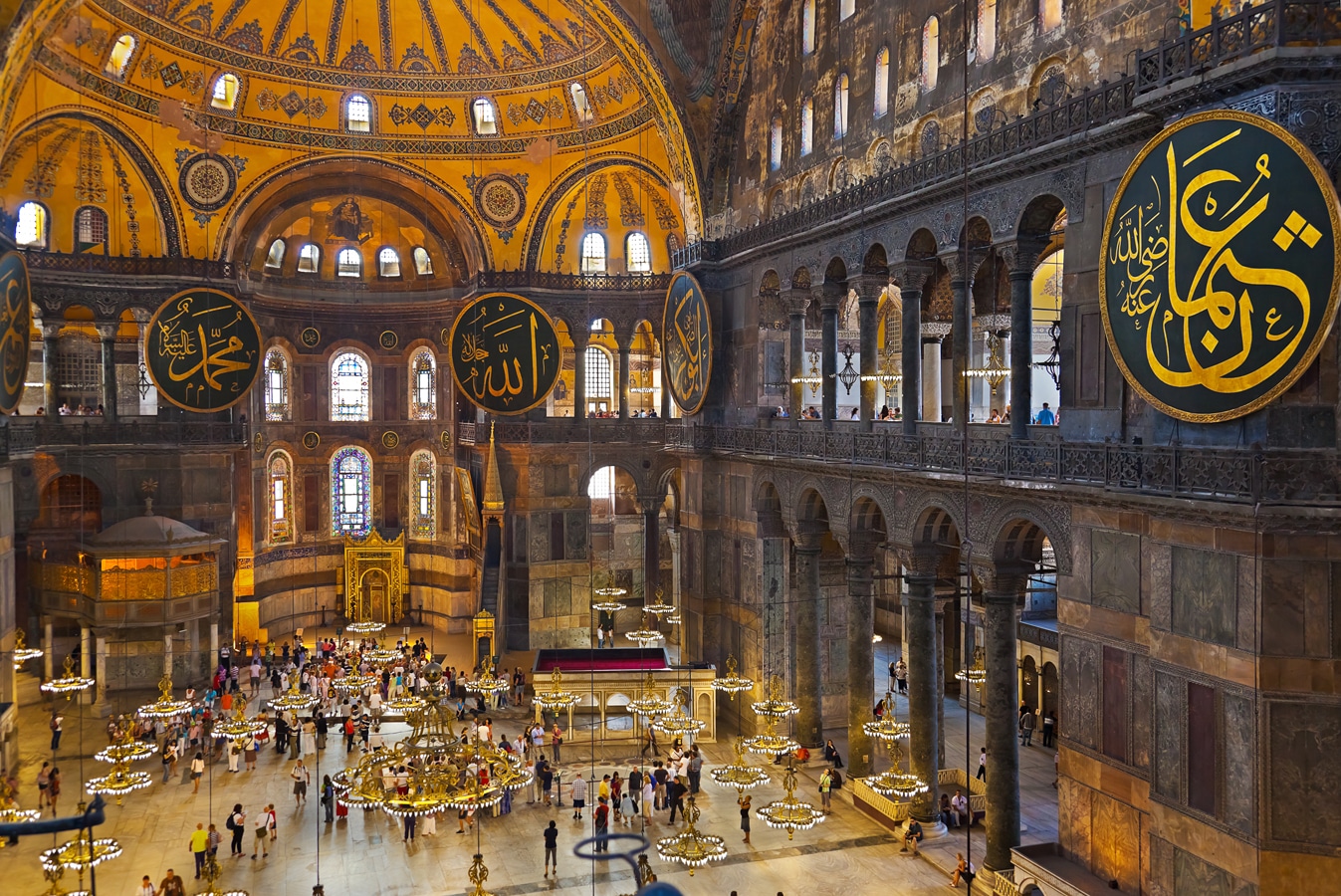 Celkový pohled do interiéru chrámu v době, kdy byla Hagia Sofia muzeem, v němž byla zachována výzdoba z byzantského i osmanského období