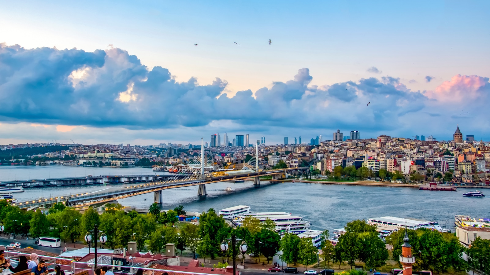 Istanbul - pohled z historického poloostrova přes Zlatý roh s mostem pro metro a Atatürkovým mostem na novejší část města Beyoglu