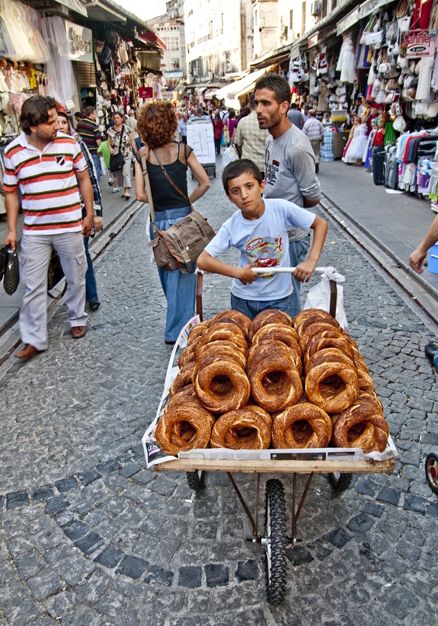 Istanbul - pouliční prodejce simitu