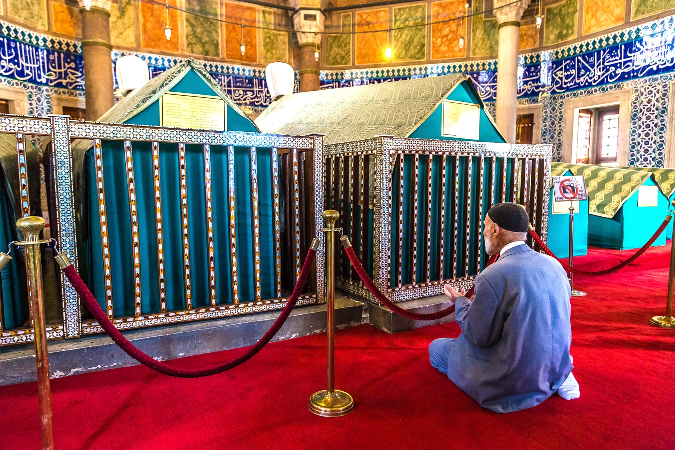 Istanbulské mešity - muslimský věřící se modlí pred hrobkou sultána Süleymâna Nádherného