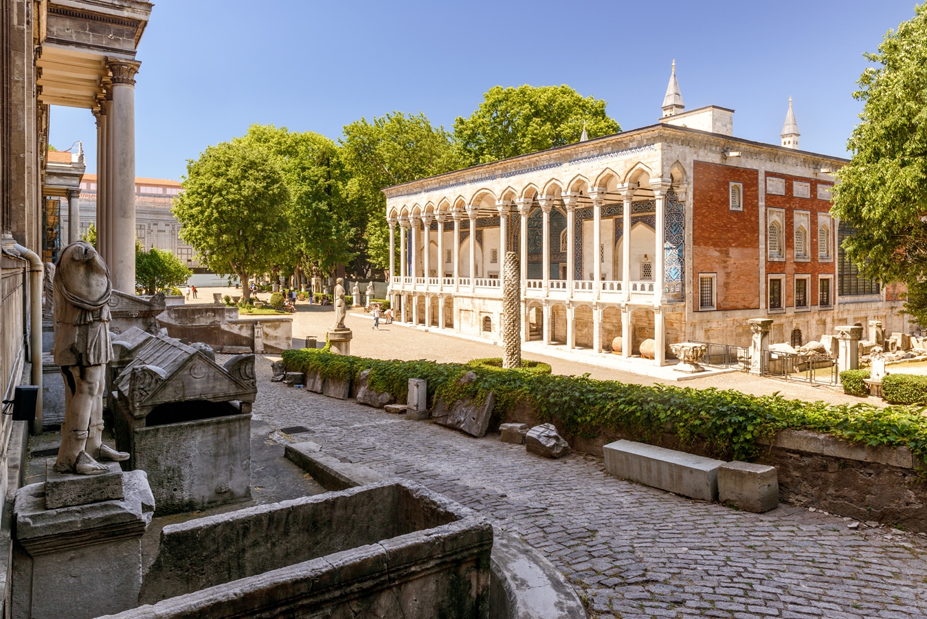 Topkapi - Pavilon Çinili Kösk, dnes jedna z budov Istanbulských archeologických muzeí, je nejstarší dochovanou stavbou v palácovém areálu