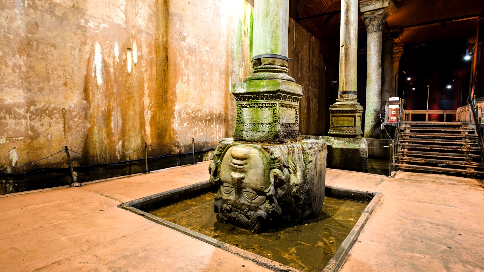 Istanbulské cisterny - hlava medůzy podepírající sloup v Bazilikální cisterně