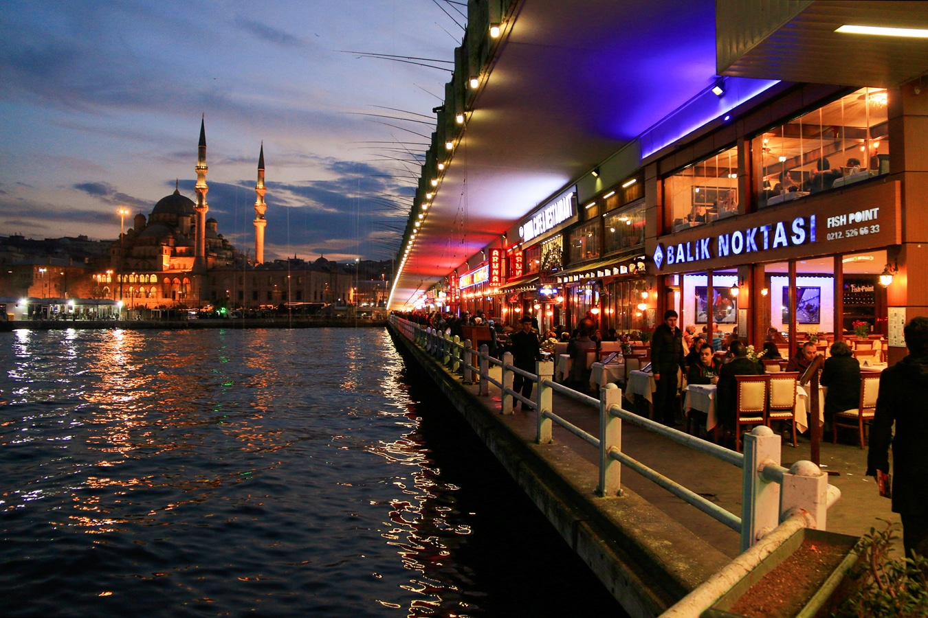Istanbulská kuchyně - restaurace umístčné ve spodní části Galatského mostu přes Zlatý roh