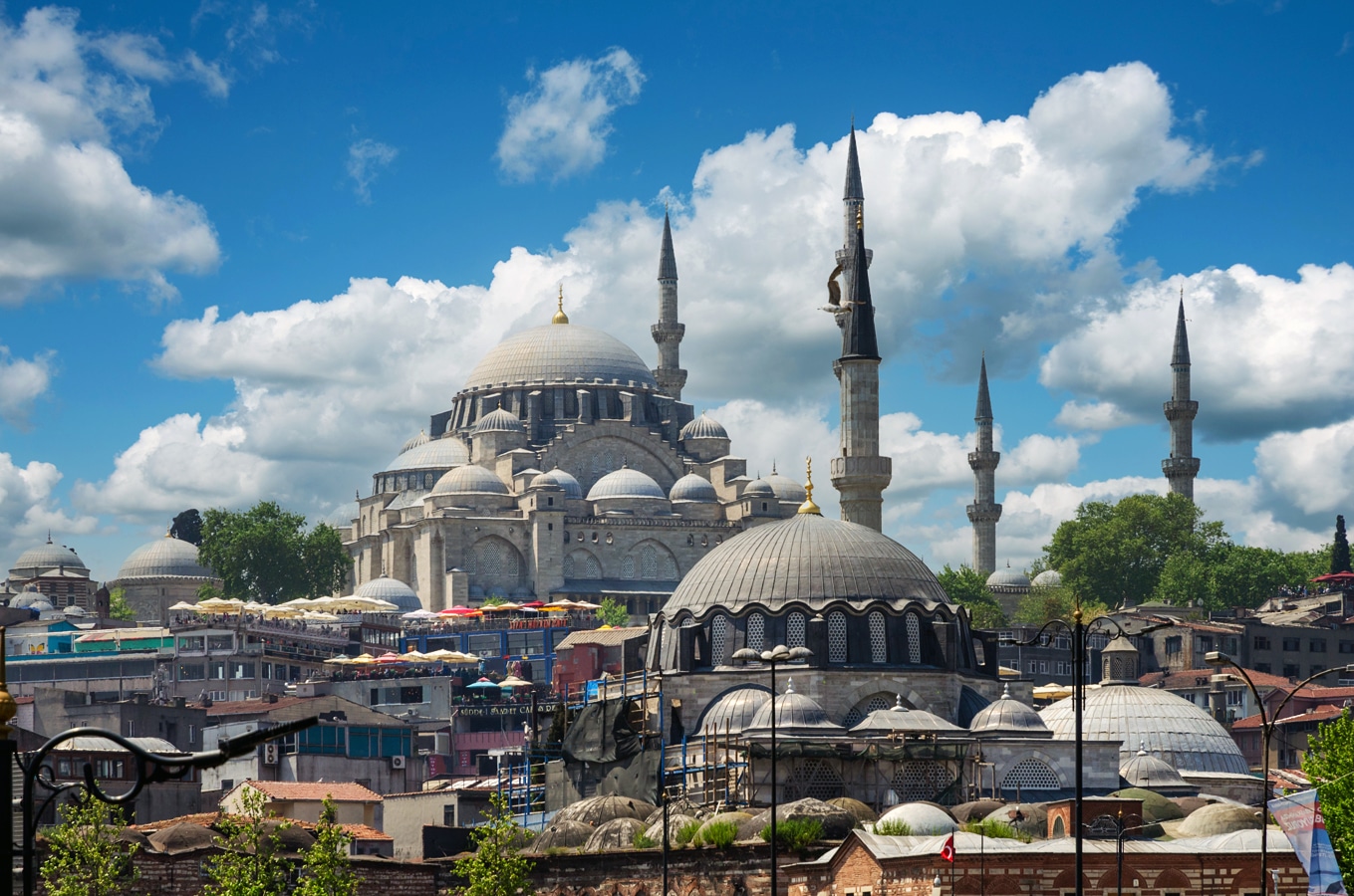 Istanbulské mešity - v popředí mešita Rüstema Paši, za ní nahoře mešita sultána Süleymâna