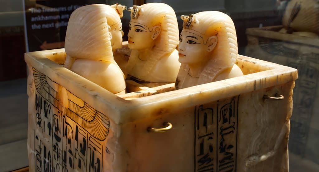 Umění starého Egypta - Alabastrové kanopy (nádoby na vnitřnosti zemřelého) z Tutanchamonovy hrobky