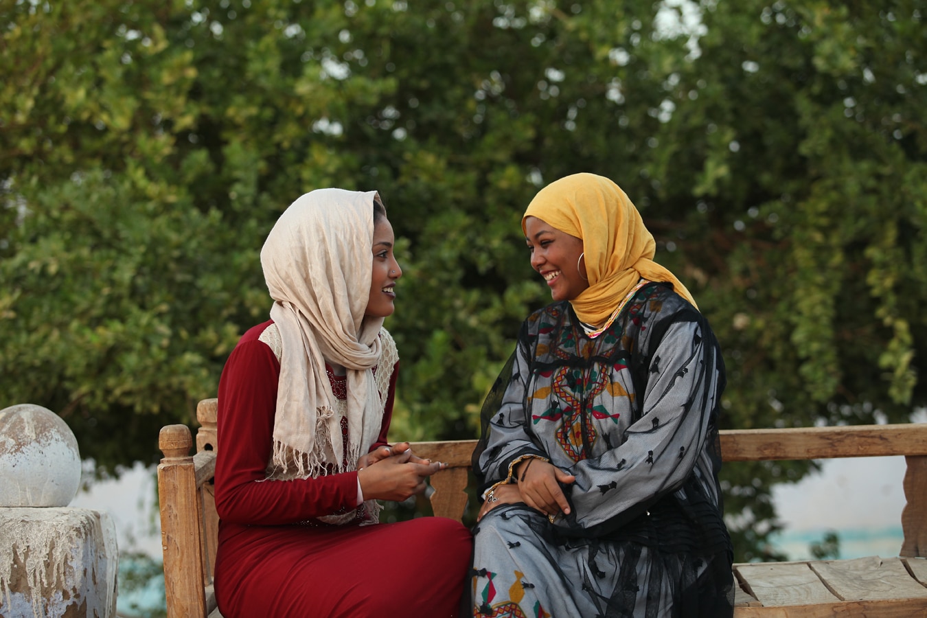 Egypťané - dvě Egypťanky při rozhovoru na lavičce