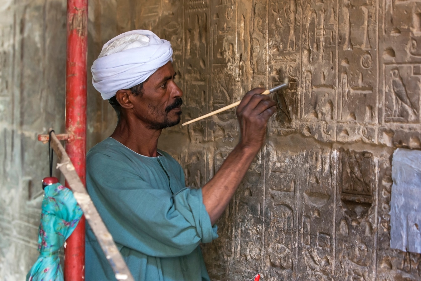 Egypt - restaurování hieroglyfů v chrámu v Karnaku