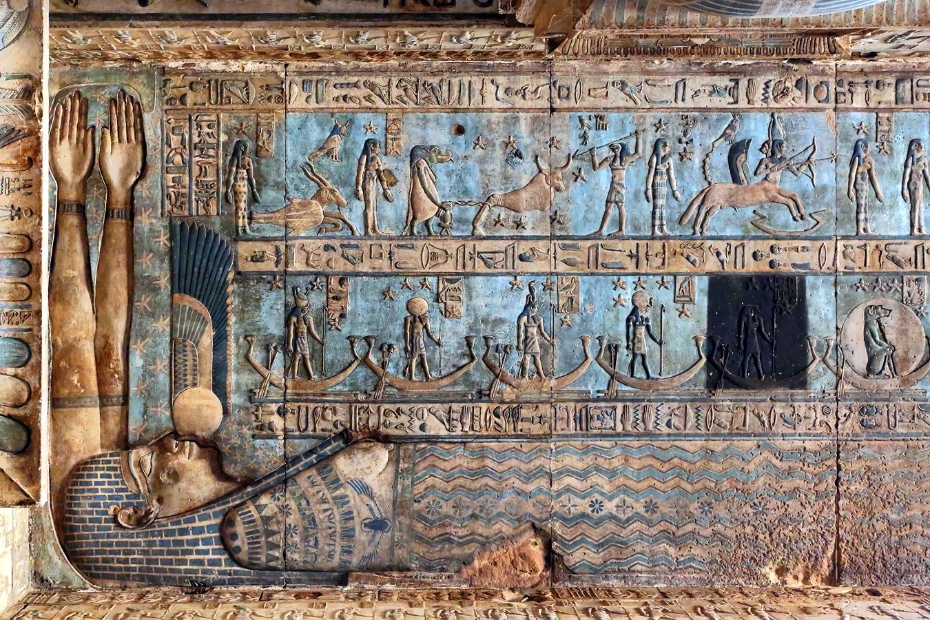 Egypt - bohyně nebe Nut a astronomické výjevy na stropě předsíně Hathořina chrámu