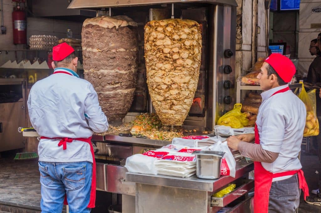 Egyptská kuchyně - pouliční příprava shawarmy