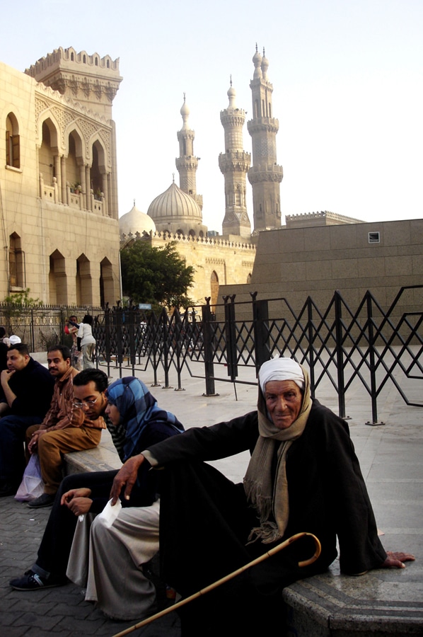 Káhira - Lidé sedící před mešitou al-Azhar