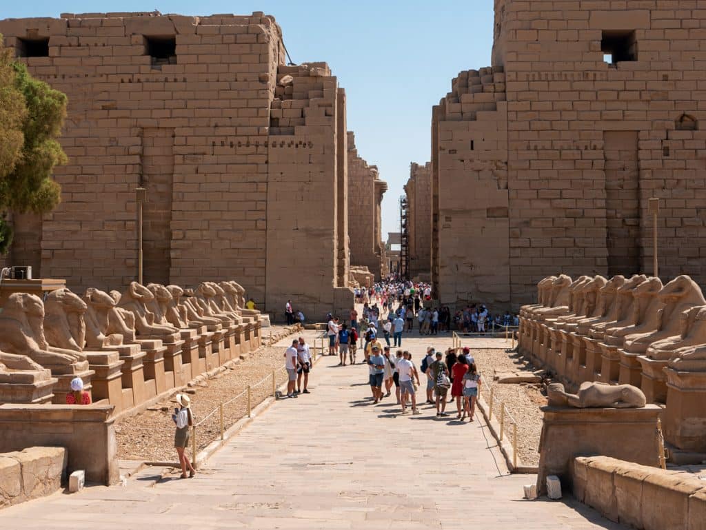Luxor a Karnak - alej sfing s beraní hlavou a první pylon chrámu v Karnaku