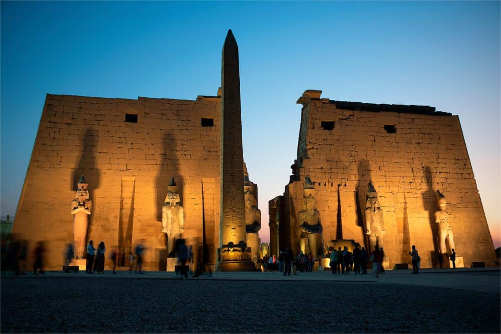 Luxor a Karnak - vstup (první pylon) do Amonova chrámu v Luxoru