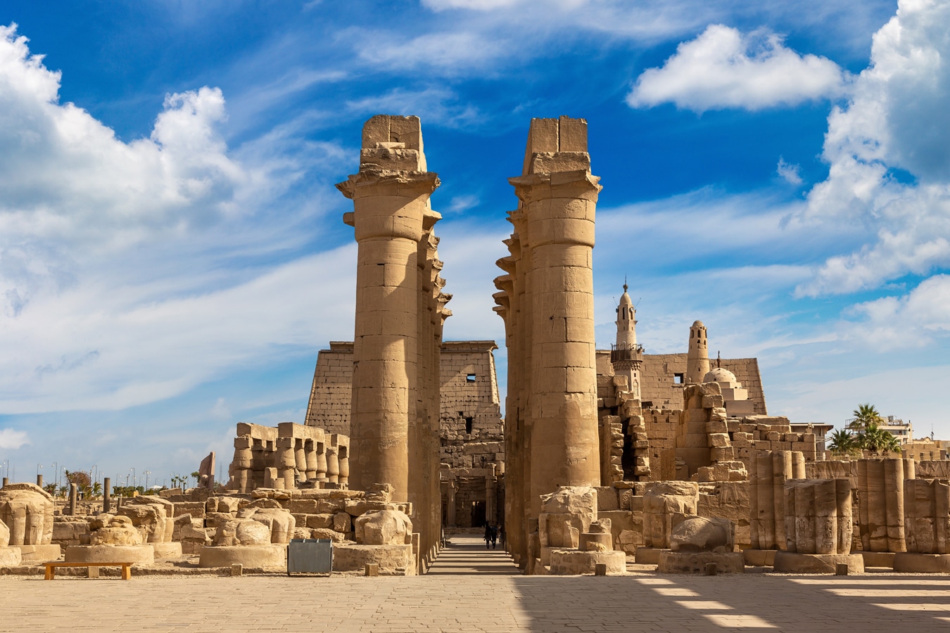 Luxor – kolonáda s papyrovými sloupy