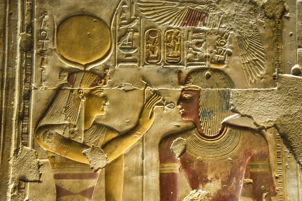 Luxor a Karnak - reliéf z karnackého chrámu zachycující núbijské zajatce