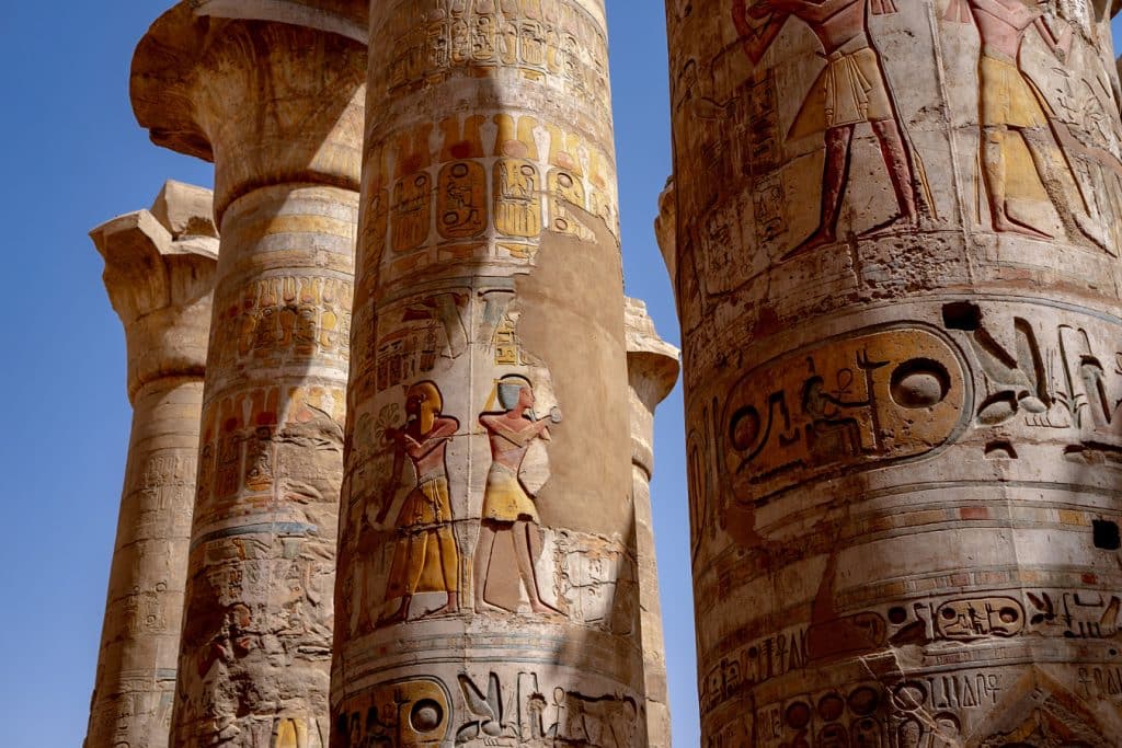 Sloupy ve Velké sloupové síni chrámu v Karnaku