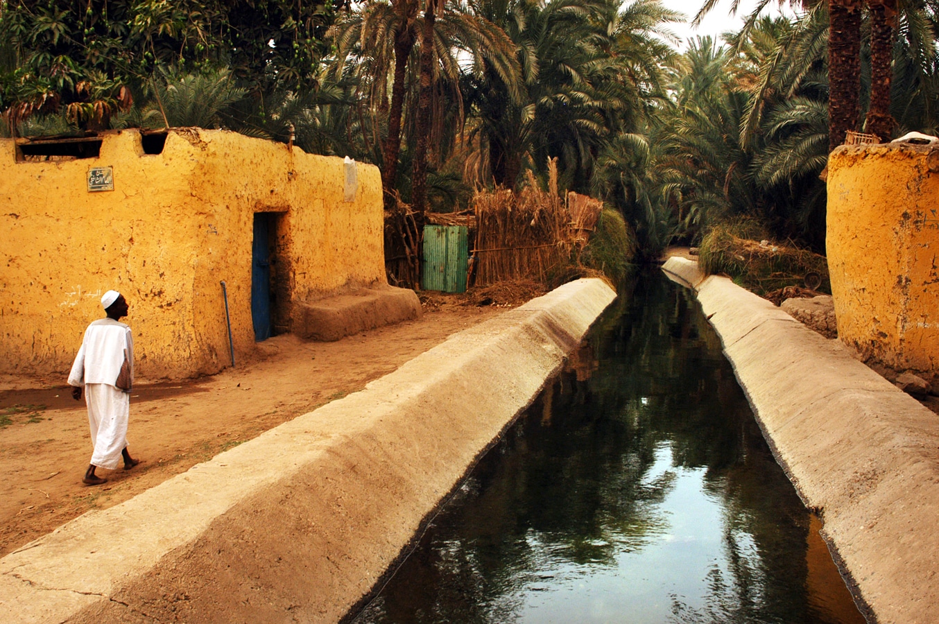 Řeka Nil - Zavlažovací kanál v núbijské vesnici nedaleko od Asuánu