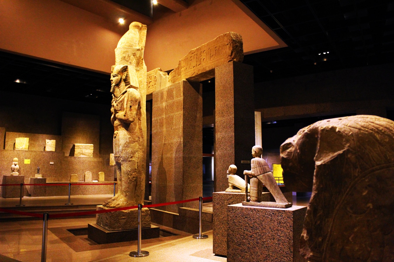 Núbije - socha Ramesse II. v hlavním výstavním sále Núbijského muzea v Asuánu