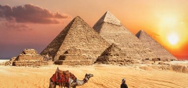 Pyramidy v Gíze - zleva Menkaureova, Rachefova a Chufuova