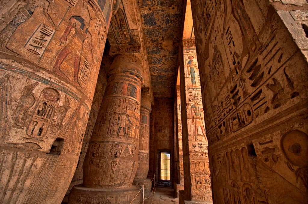 Théby (Veset) - zádušně-kultovní chrámový komplex Ramesse III. v Medínit Habu