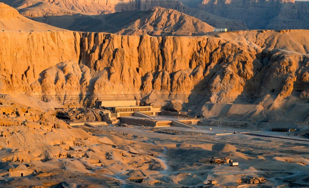 Théby (Veset) - Celkový pohled na zádušní chrám královny Hatšepsut v Dér el-Bahrí