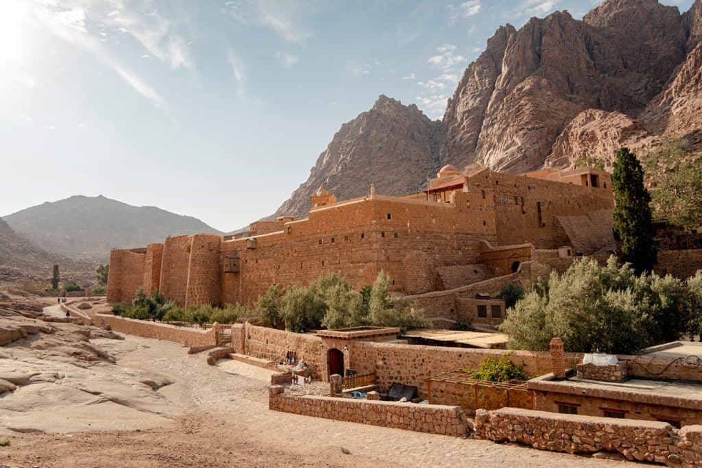 Dějiny Egypta - klášter sv. Kateřiny na Sinaji s Mojžíšovou horou v pozadí