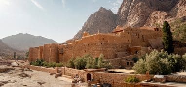 Dějiny Egypta - klášter sv. Kateřiny na Sinaji s Mojžíšovou horou v pozadí