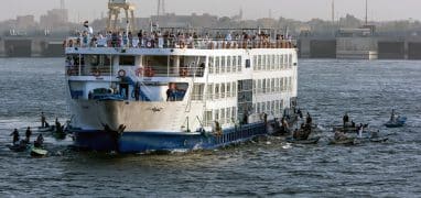Plavba po Nilu - hotelové lodě čekající před zdymadlem v Esně