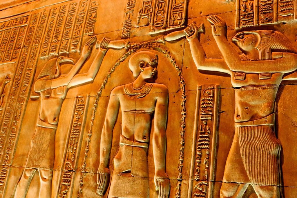 Plavba po Nilu - Kóm Ombo – jeden z reliéfů zdobících předsíně, které oddělují druhou sloupovou síň od svatyně