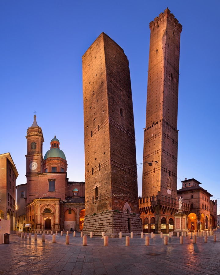 Bologna - šikmé středověké věže Asinelli a Garisend