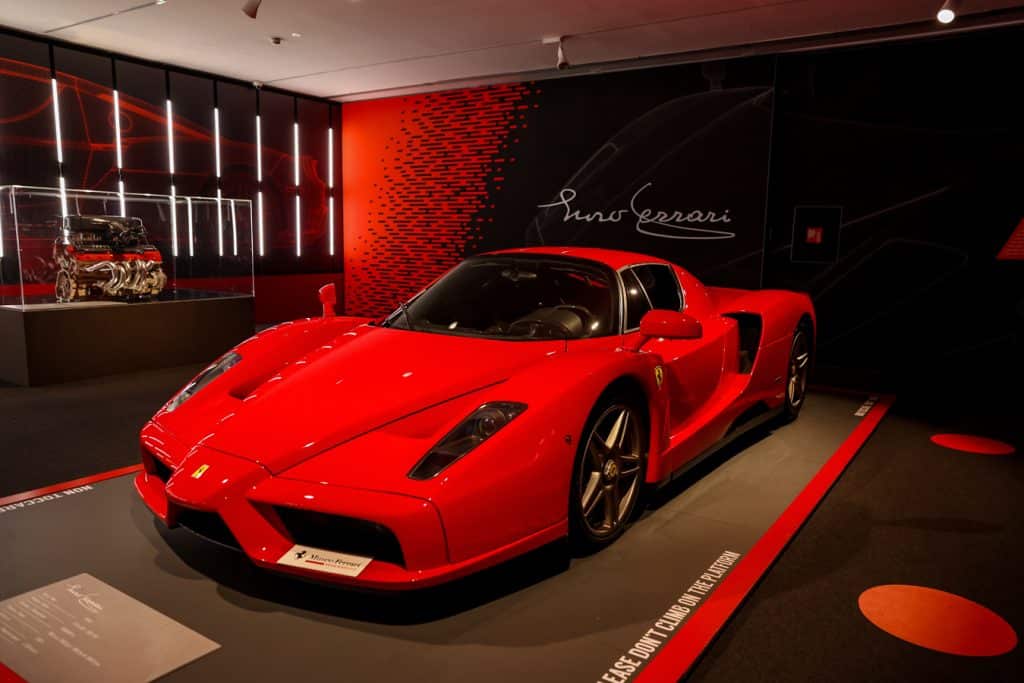 Modena - Ferrari Enzo vystavené v expozici automobilky