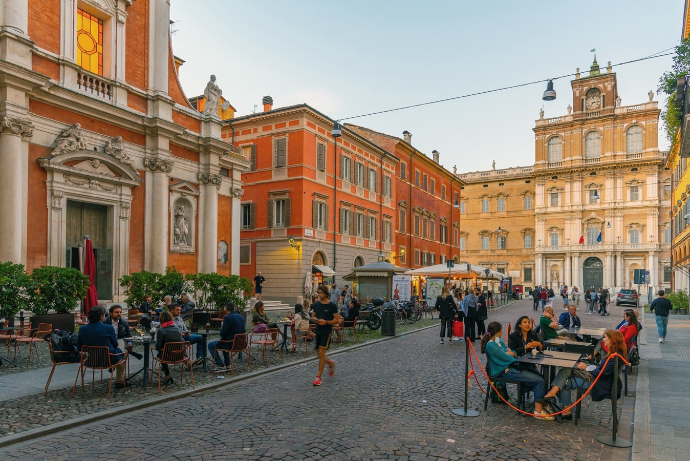 Modena - pohled na ulici s restauracemi