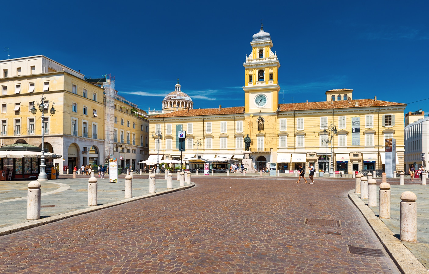 Parma - Místodržitelský palác a Garibaldiho pomník