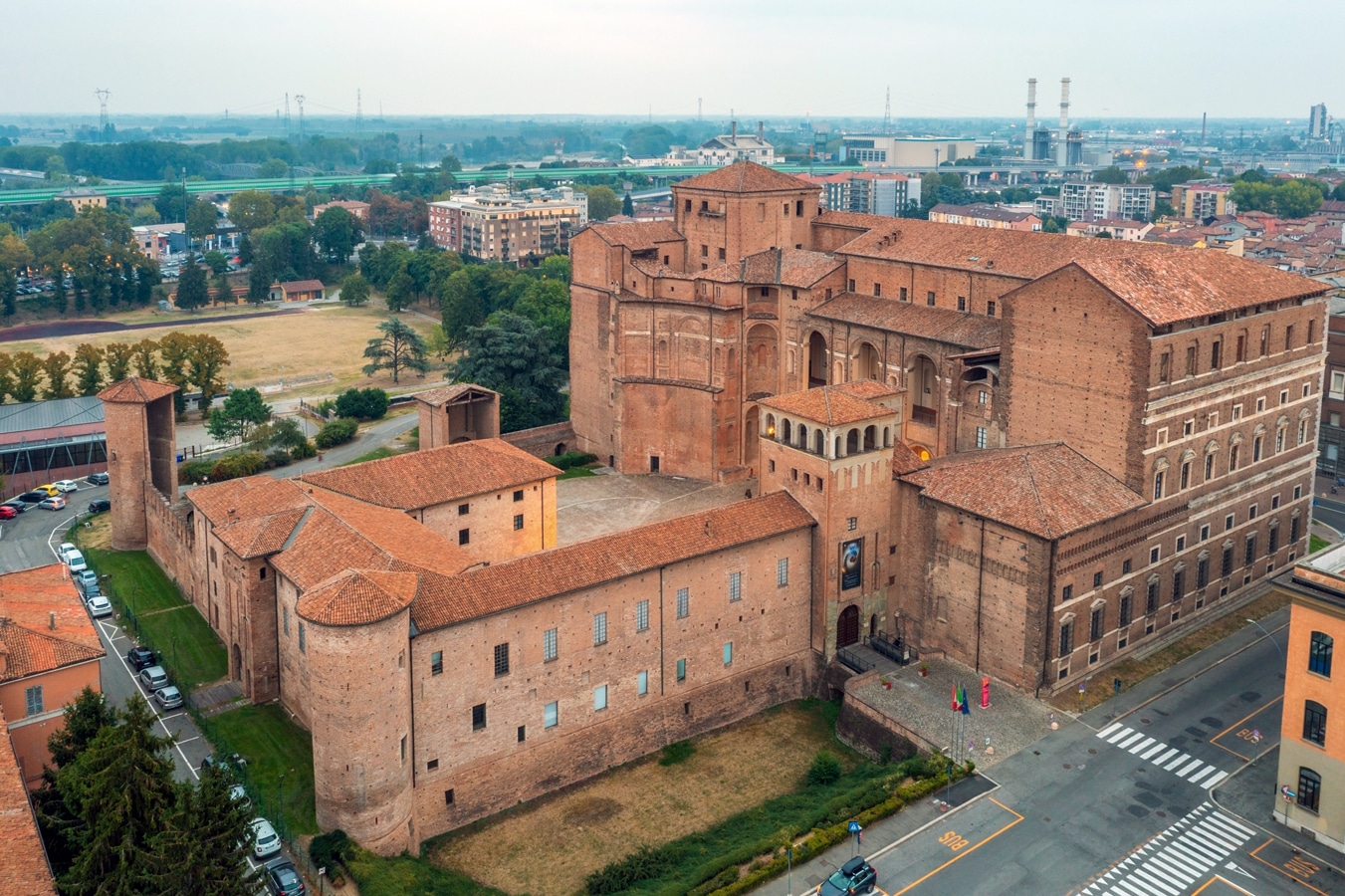 Piacenza - Jádro paláce rodu Farnese tvoří gotický hrad (letecký pohled)